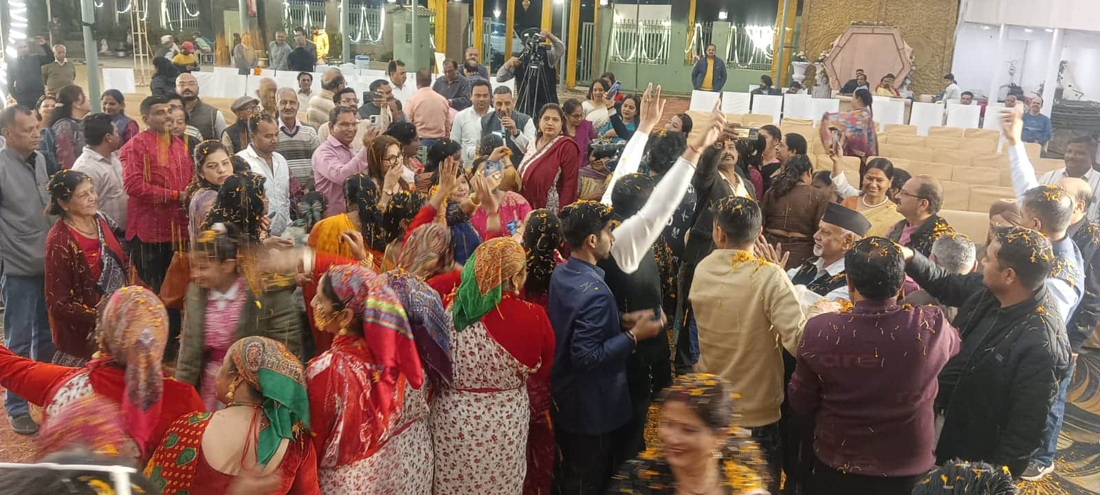 पर्वतीय प्रेस क्लब की ओर से आयोजित कार्यक्रम में फूलों की होली खेलते लोग। स्रोत संवाद।