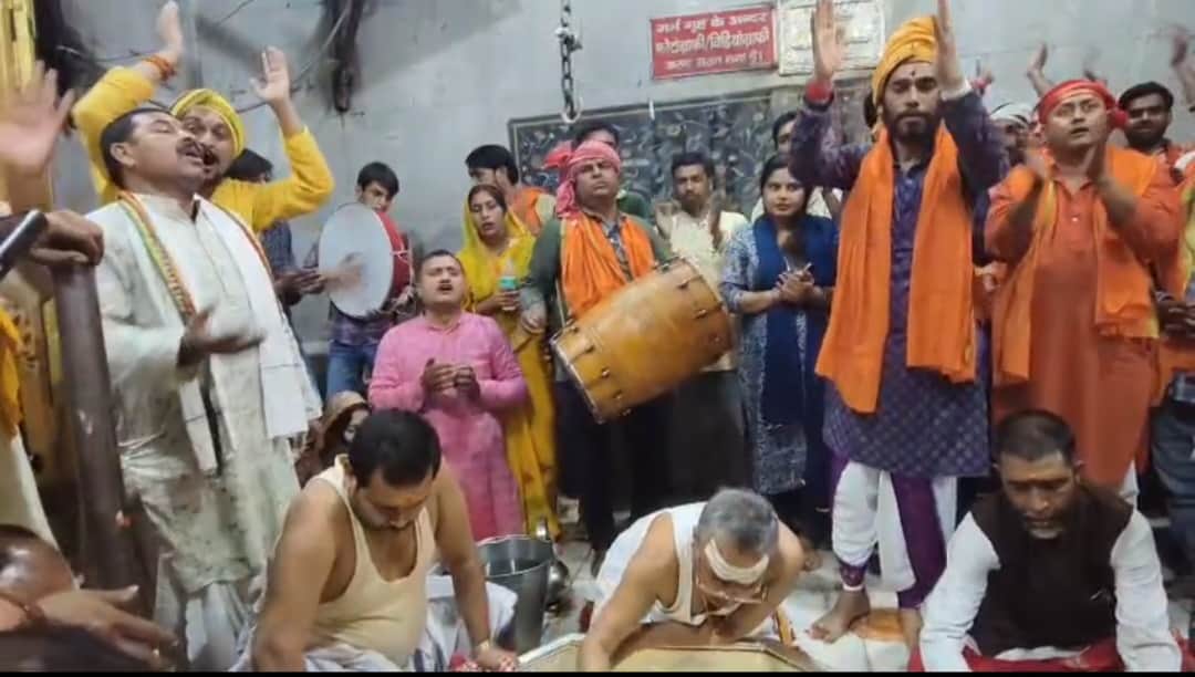 बाबा गरीब नाथ मंदिर में भक्तों ने खेली होली