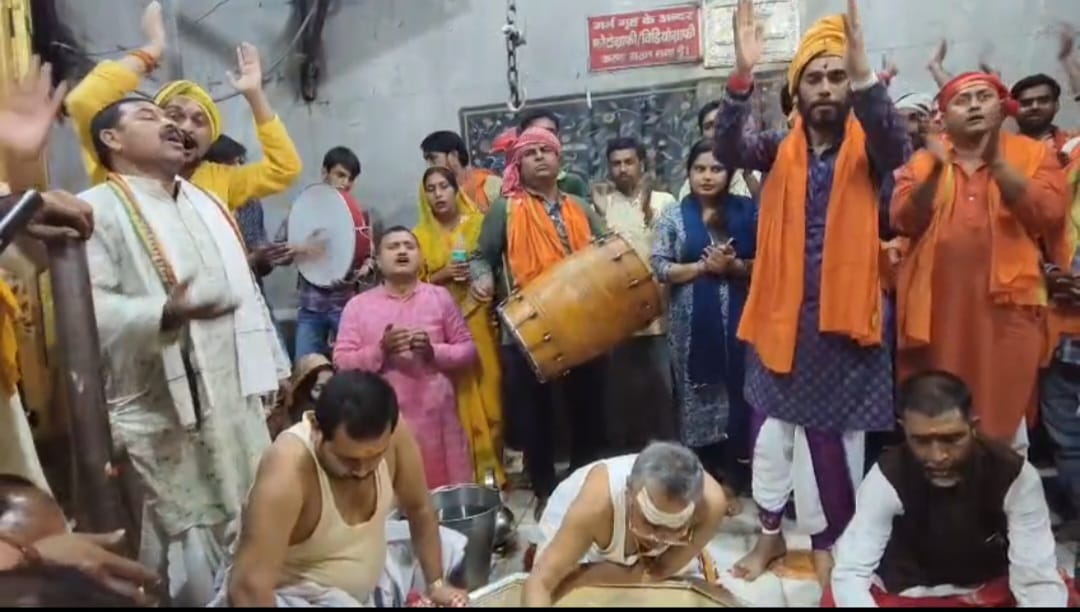बाबा गरीब नाथ मंदिर में भक्तों ने खेली होली