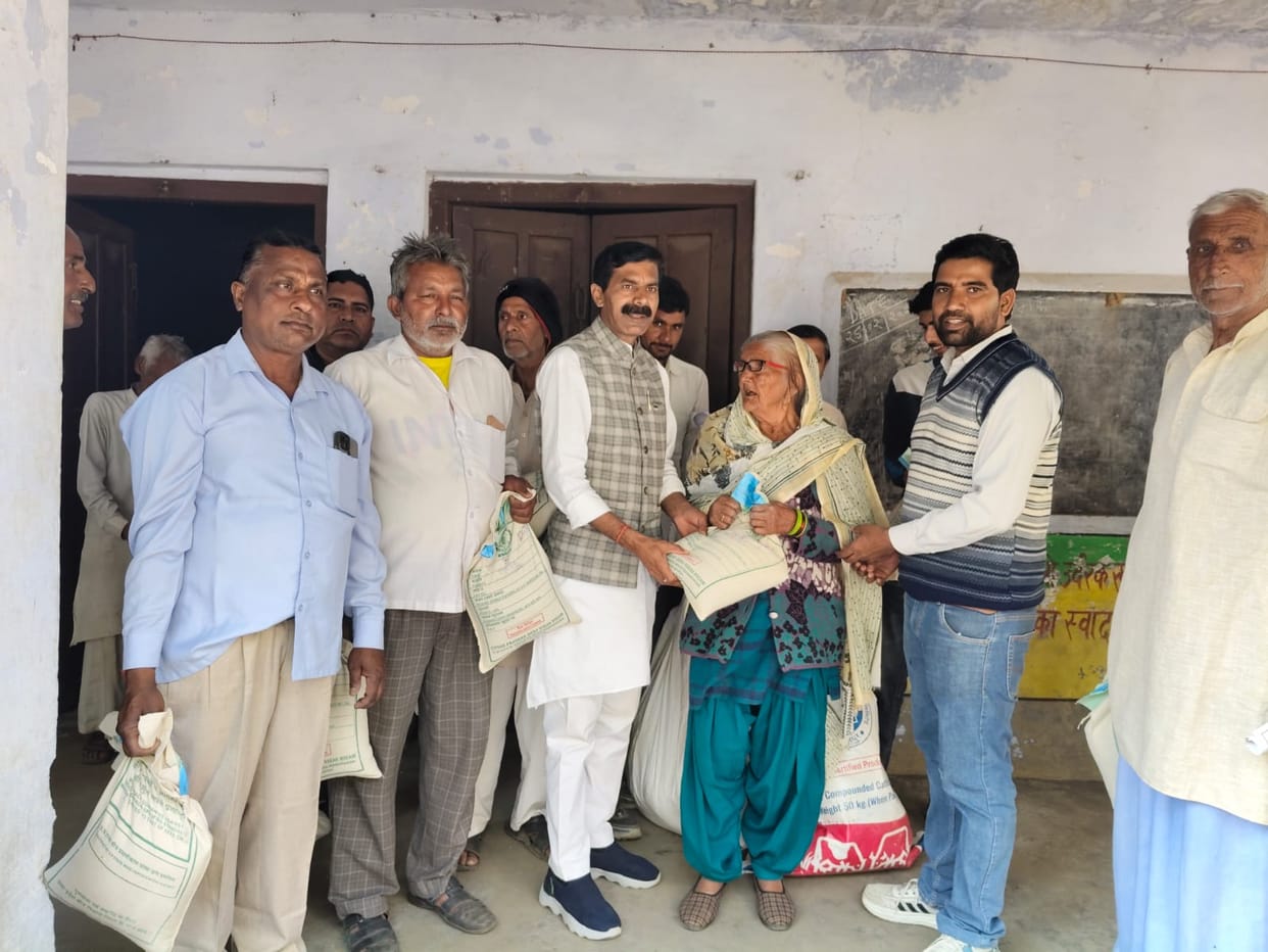 Free seeds of urad-mung are distributed to farmers in Hastinapur