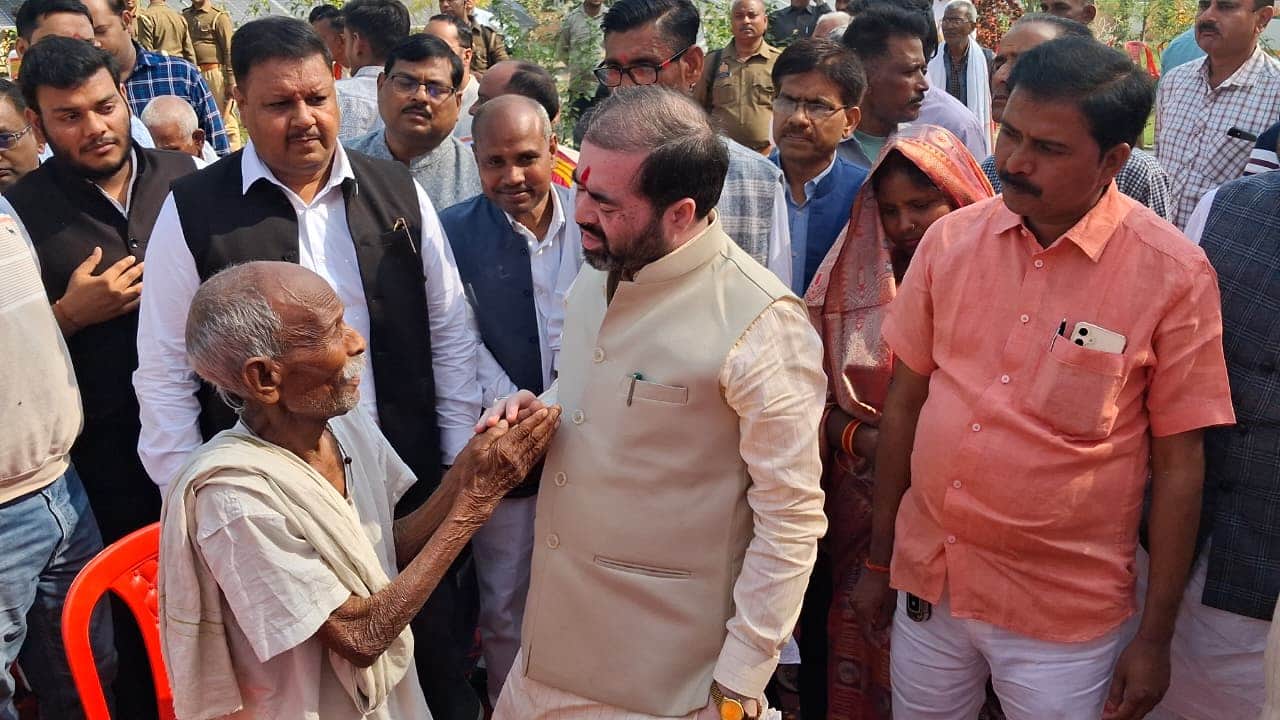 सिंहपुर के पेंडारा में चौपाल के दौरान बुजुर्ग से जानकारी लेते राज्यमंत्री सतीश शर्मा। स्रोत: ग्