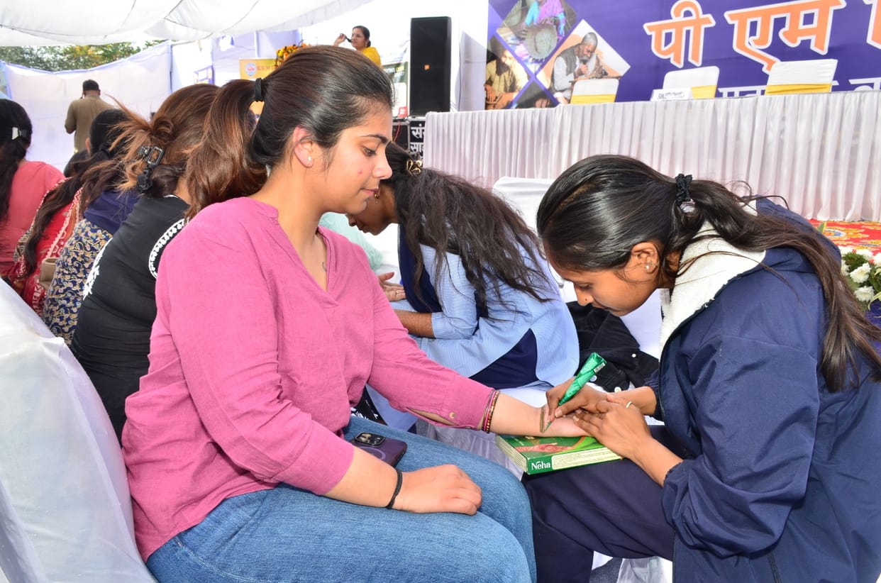 Encouraged the artisans by observing the Vishwakarma exhibition