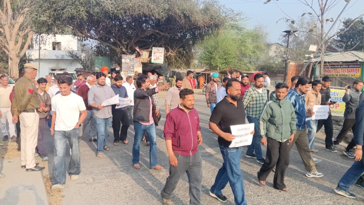 People angry over toll tax hike, protest at Sansarpur Terrace Barrier