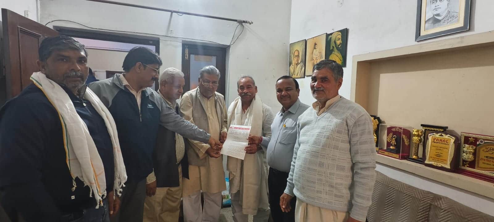 सांसद डॉ.राजकुमार सांगवान को ज्ञापन देते अग्रवाल मंडी टटीरी के व्यापारी। स्रोत:व्यापारी