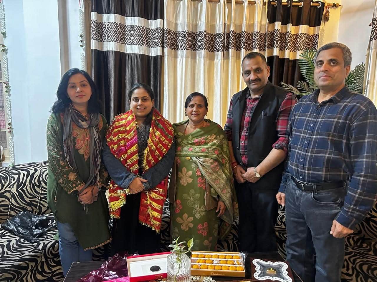 सिविल जज बन परिवार का नाम किया रोशन वत्सल्या चड्डा अपने परिवार के साथ फोटो स्रोत संवाद