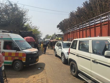 Railway gate closed for one and a half hour, two ambulances stuck in heavy traffic jam