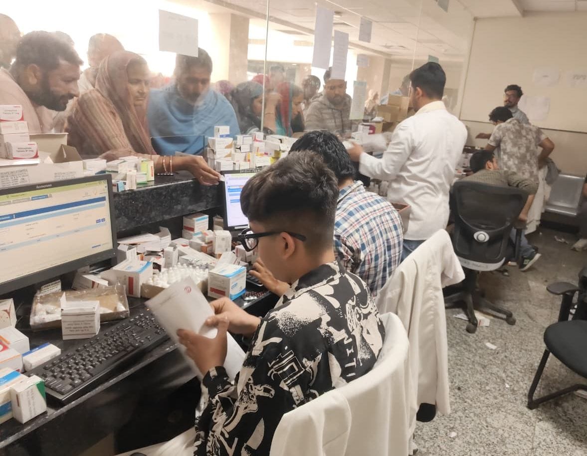 Trainees are distributing medicines to patients at the medical college's medicine distribution center.