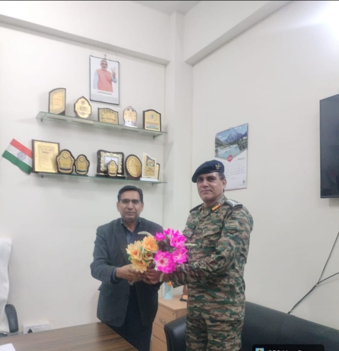 श्रोत संवाद फोटो :- नौशेरा डिग्री कॉलेज में पहुंचे सैन्य अधिकारी कॉलेज के प्रिंसिपल से मुलाकात
