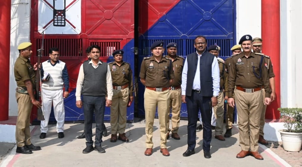 The DM listened to the problems of the prisoners and gave instructions for their resolution.