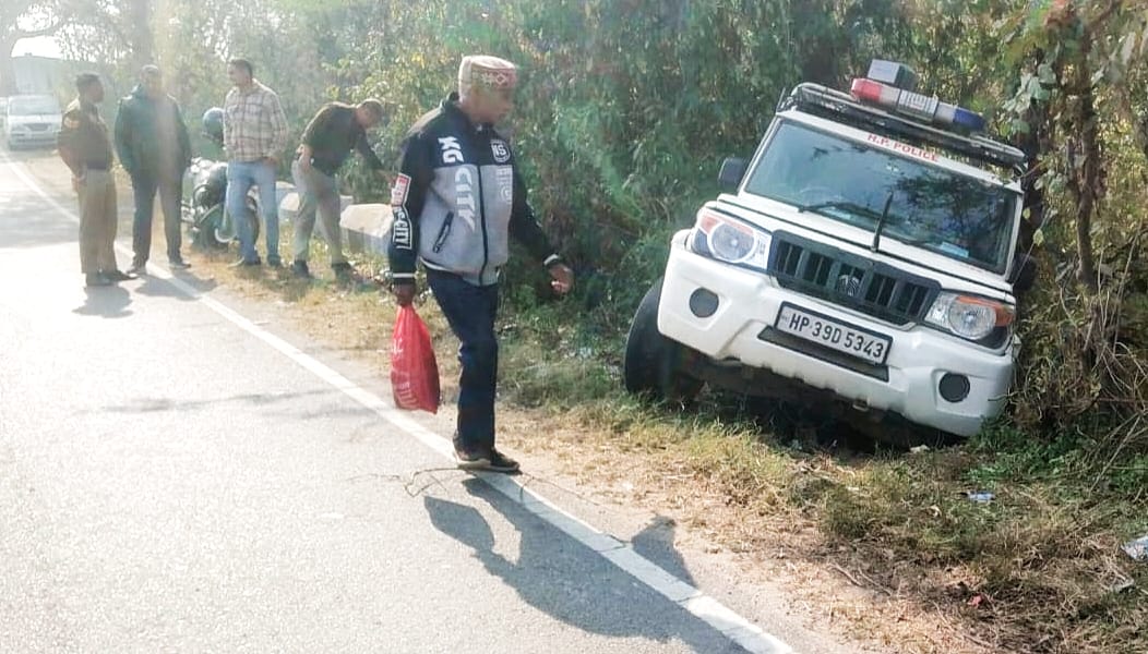 Khundiyan police vehicle collided with a tree in Dhawaala