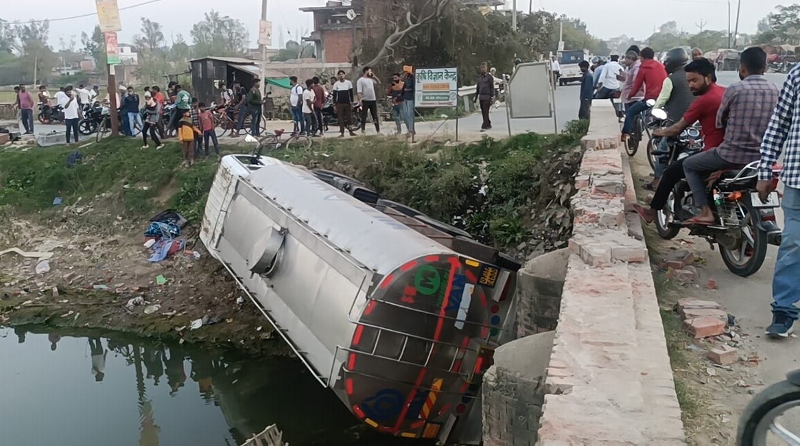 Milk tanker overturned into canal after hitting a bike, four injured