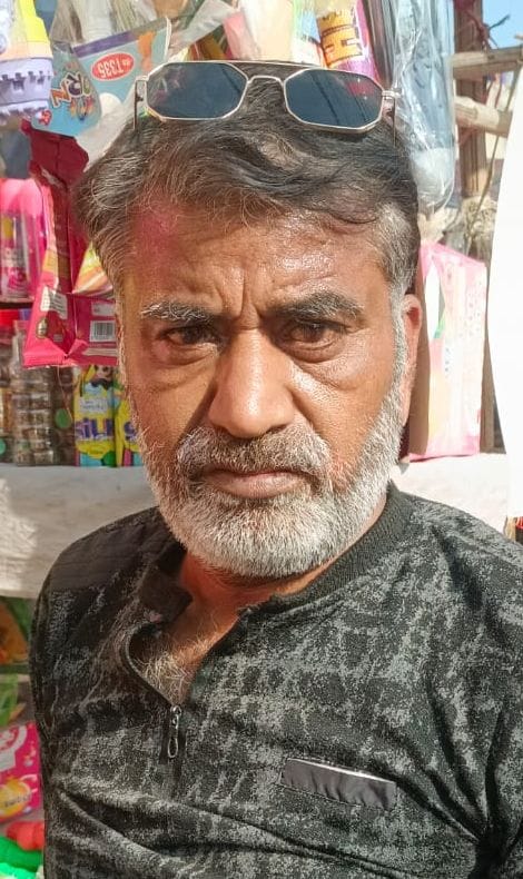 The market was filled with the fragrance of Gulal, masks were also seen.