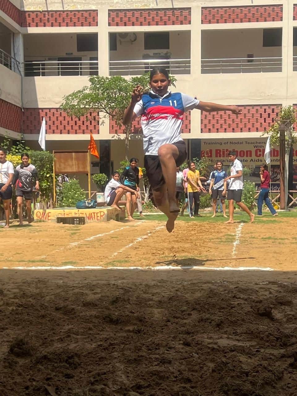 11-वैश्य महिला महाविद्यालय में हुई वार्षिक खेलकूद प्रतियोगिता के लंबी कूद मुकाबले में प्रतिभा द