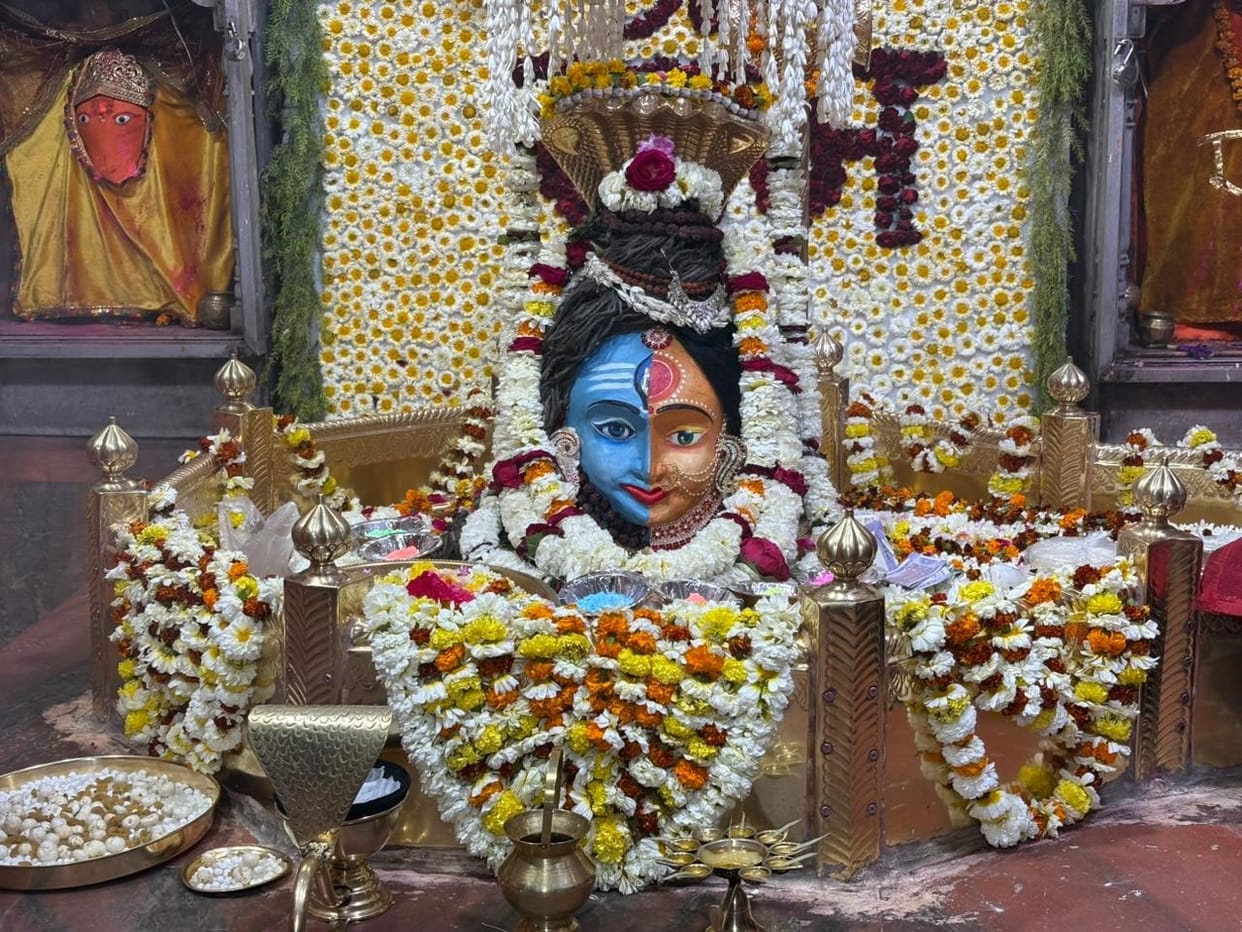 Colorful powders of abeer and gulal were thrown in the Shiva temple, and after offering them to Baba, devotees received blessings.
