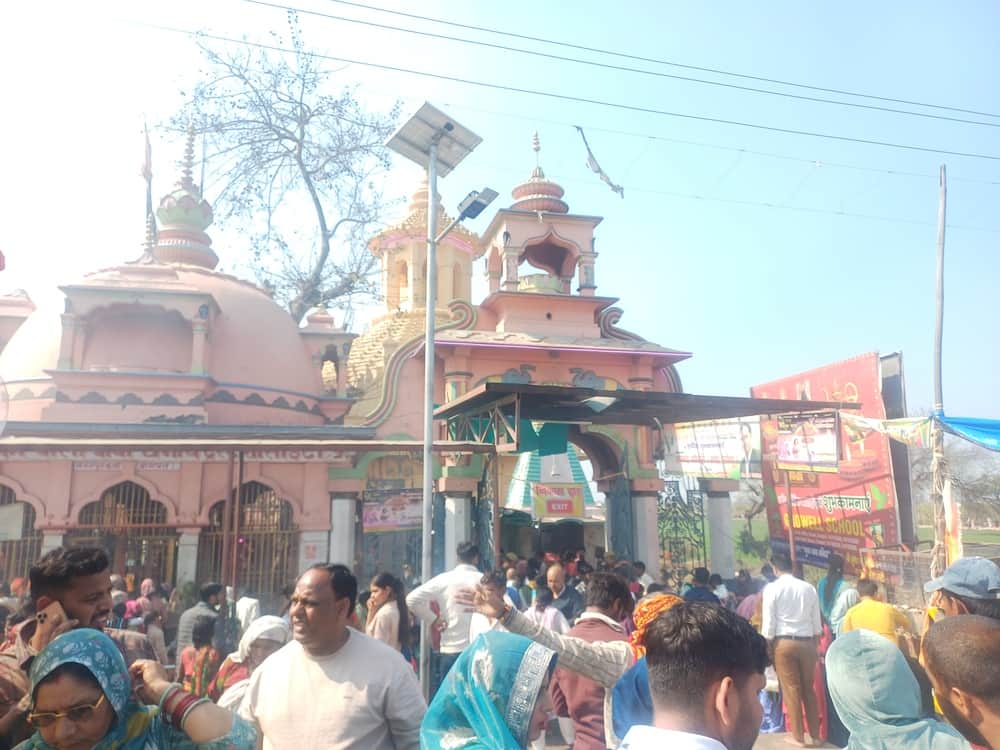 बागपत के गुफा मंदिर में पूजा करने पहुंचे श्रद्धालू