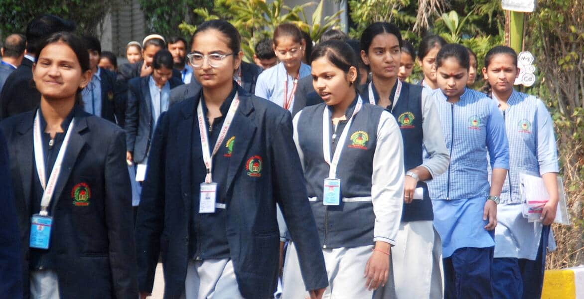 बागपत के सेंट एंजेल्स पब्लिक स्कूल में परीक्षा देकर आतीं छात्राएं। संवाद