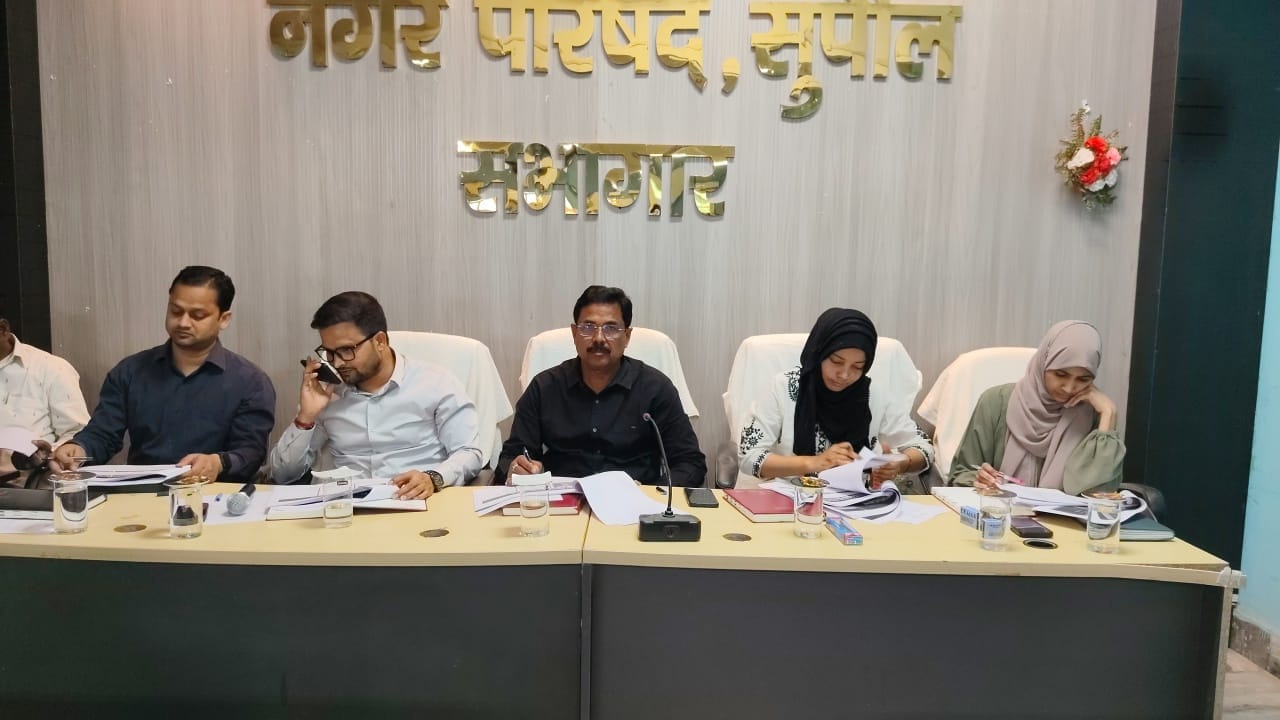 बोर्ड की बैठक में मुख्य पार्षद सहित अन्य।