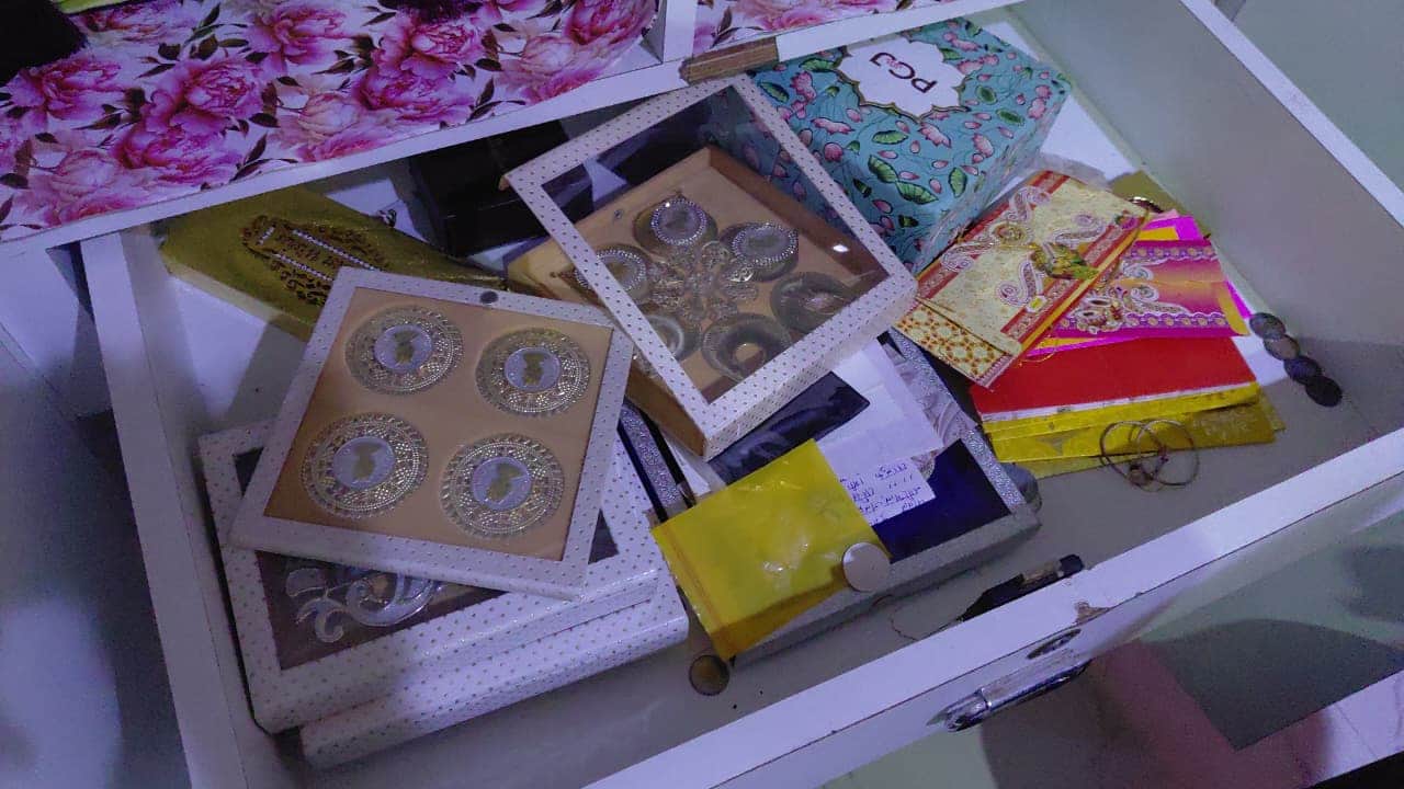 चोरी के बाद बिखरा पड़ा सामान