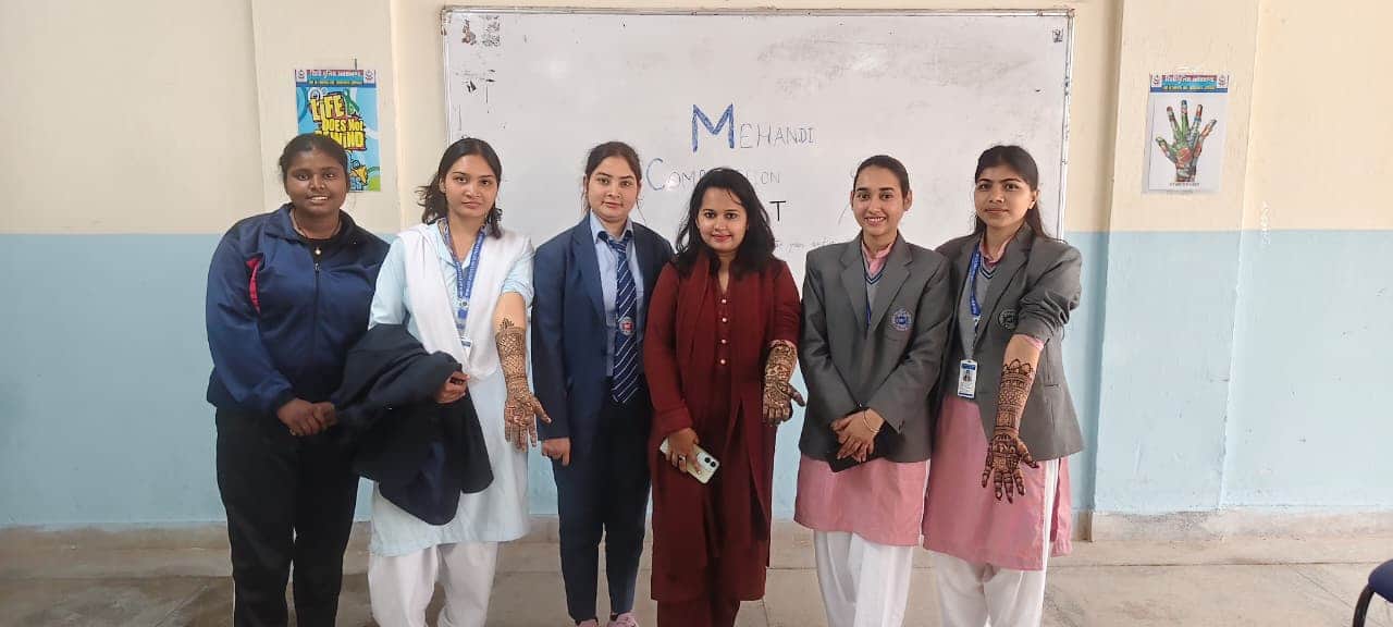 एमआईटी ढालवाला में मेहंदी प्रतियोगिता में उपस्थित छात्राएं-स्रोत- आयोजक