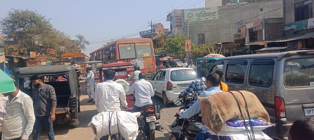 Vehicles crawled all day on Bela Road, leaving pedestrians in distress.
