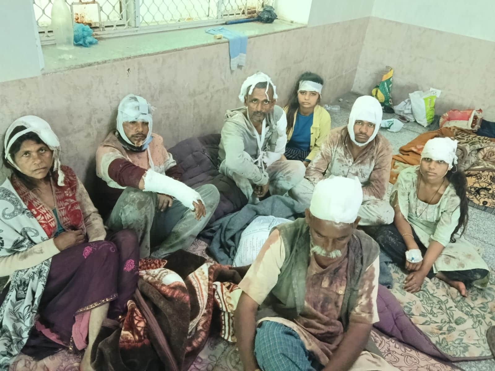 फोटो - 16 मेडिकल कॉलेज में उपचार कराते घायल। संवाद