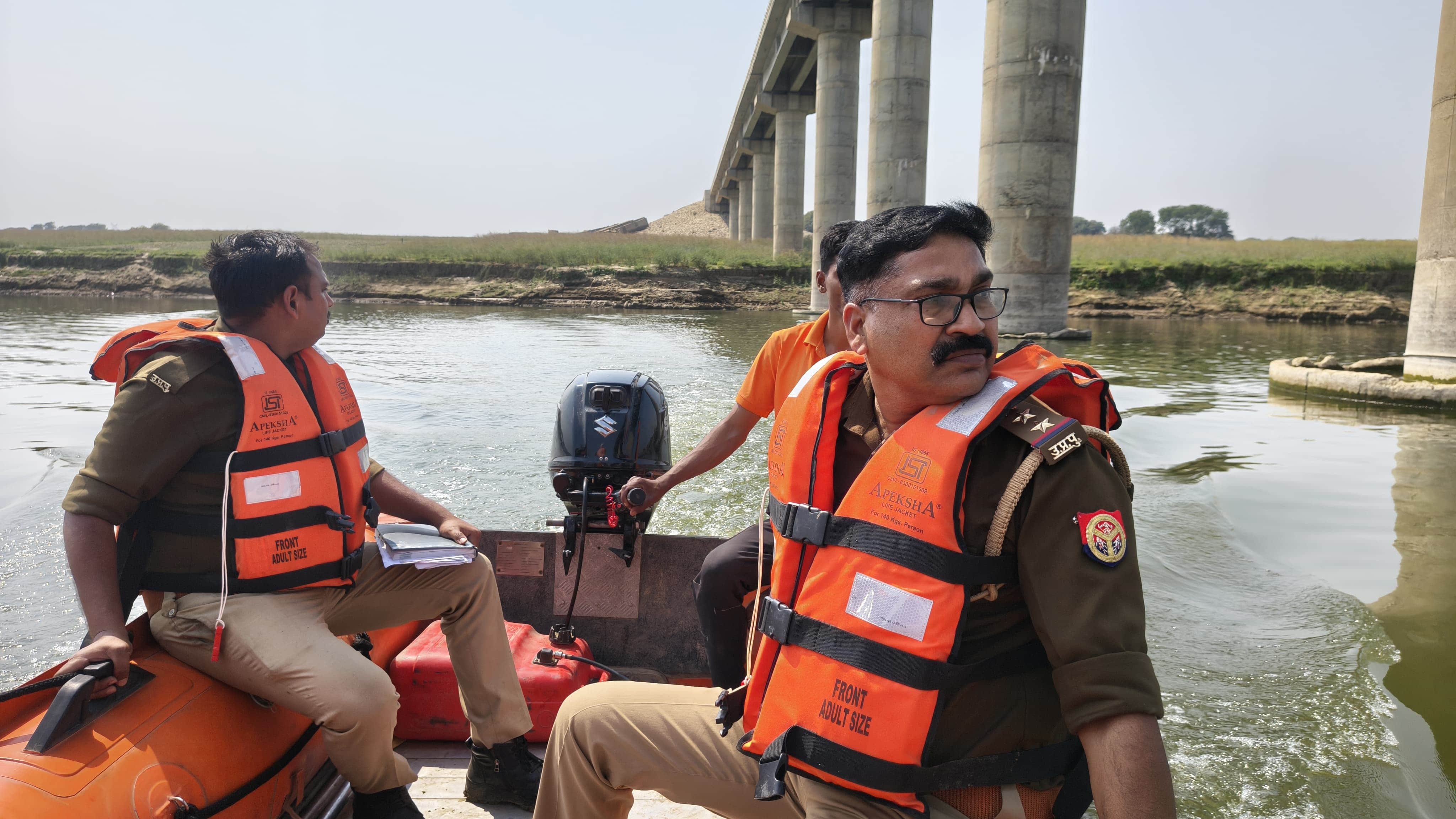 फोटो- 19 यमुना नदी में मासूम की खोज में जुटे एसडीआरएफ की टीम। संवाद