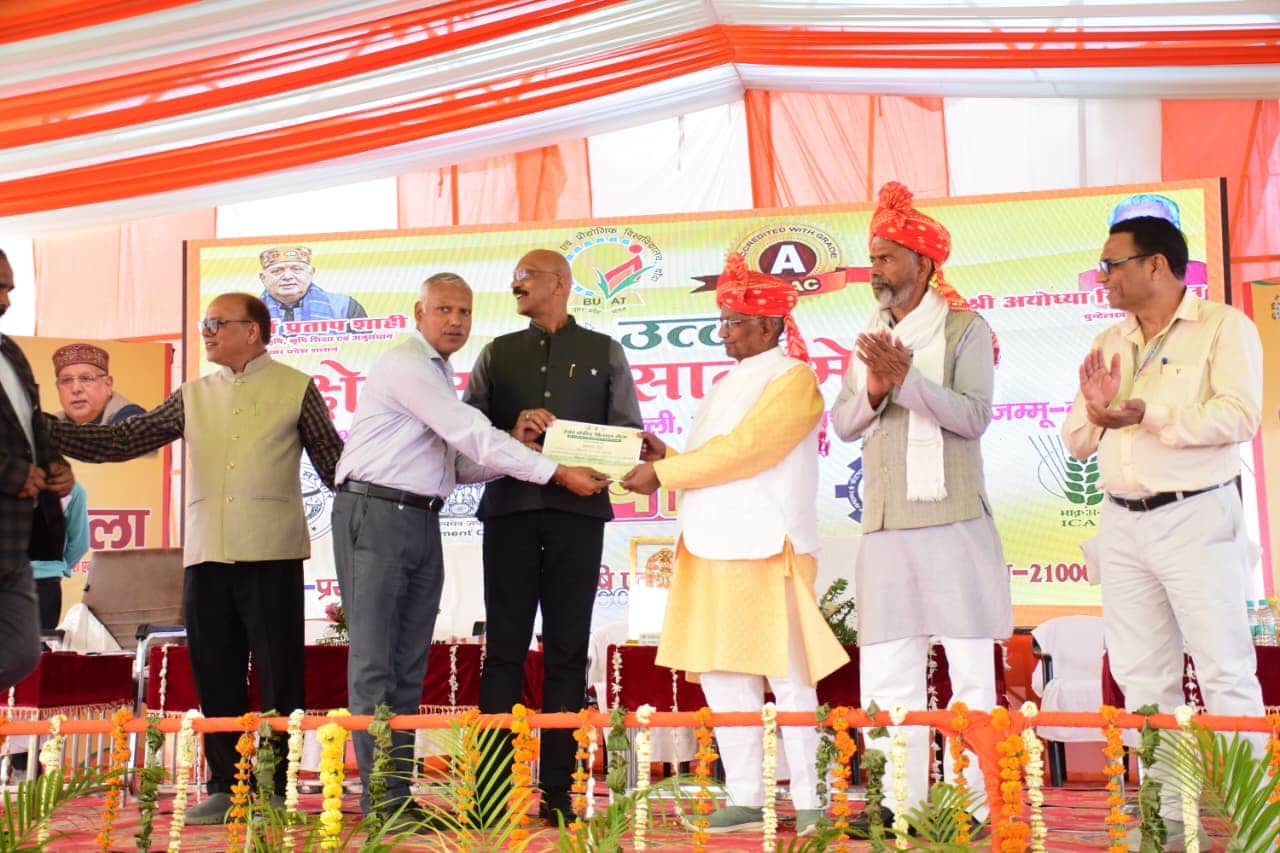 फोटो- 21 प्रतियोगिता के विजयी प्रतिभागियों को सम्मानित करते बुंदेलखंड विकास बोर्ड के अध्यक्ष। स