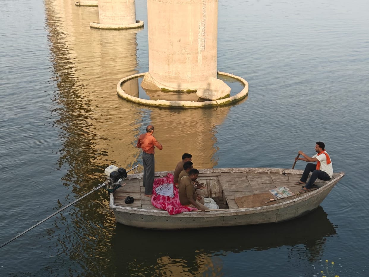 An innocent child was thrown into the river from the Marka-Asothr bridge, and the mother also attempted suicide.