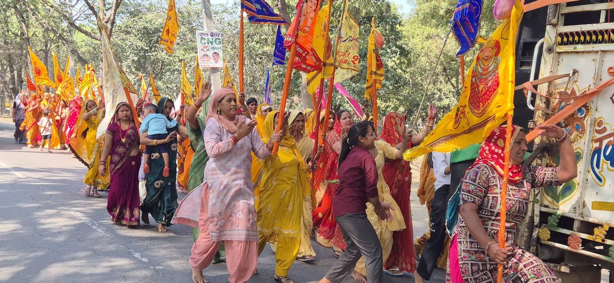 Devotees arrived with flags, Jaitpur Dham resonated with cheers