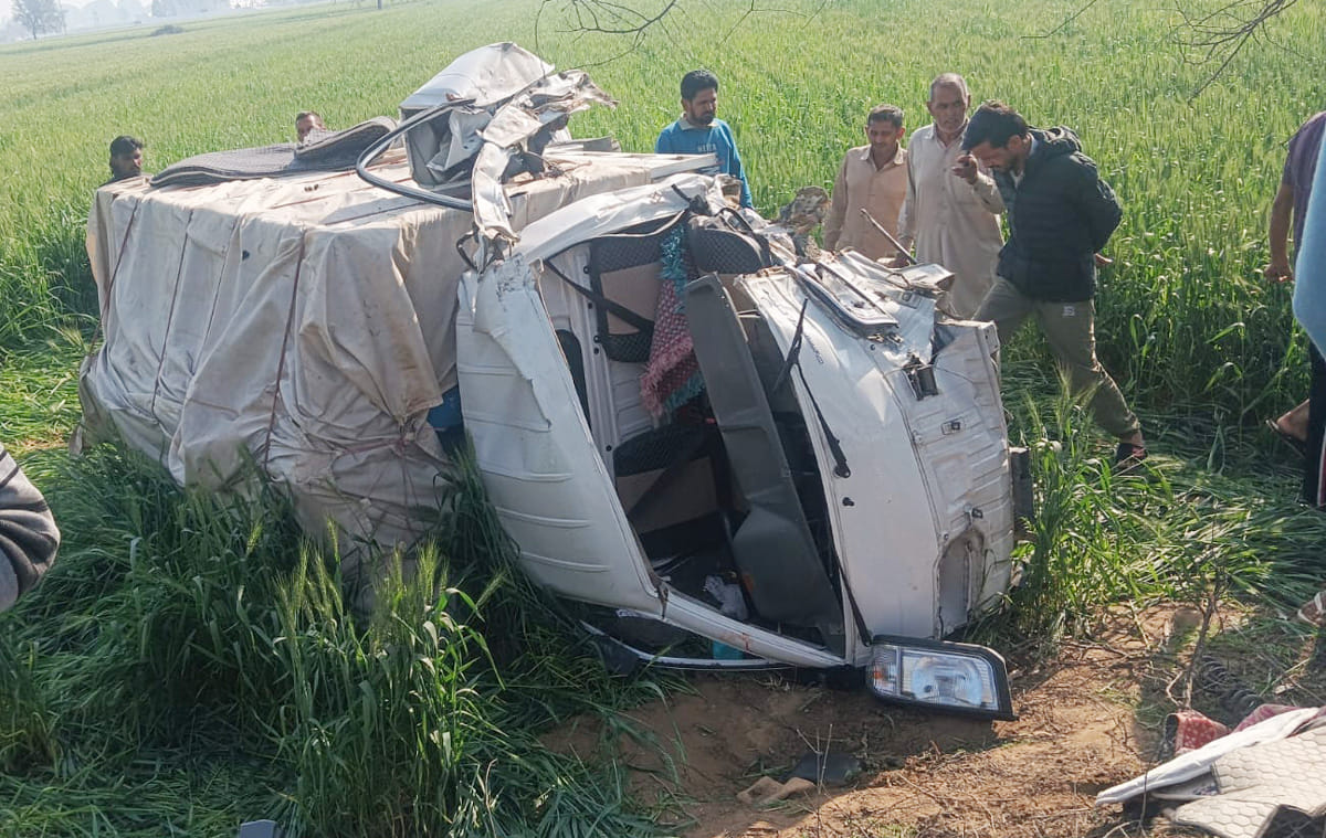 A tyre burst caused the vehicle to overturn, injuring 21 athletes on their way to the competition