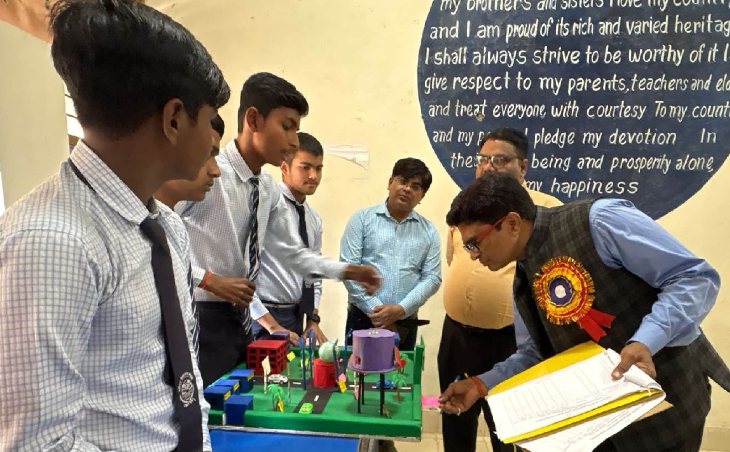 गौरीगंज के जवाहर नवोदय विद्यालय में छात्राओं की ओर से बनाए गए मॉडल का मूल्यांकन करते शिक्षक। स