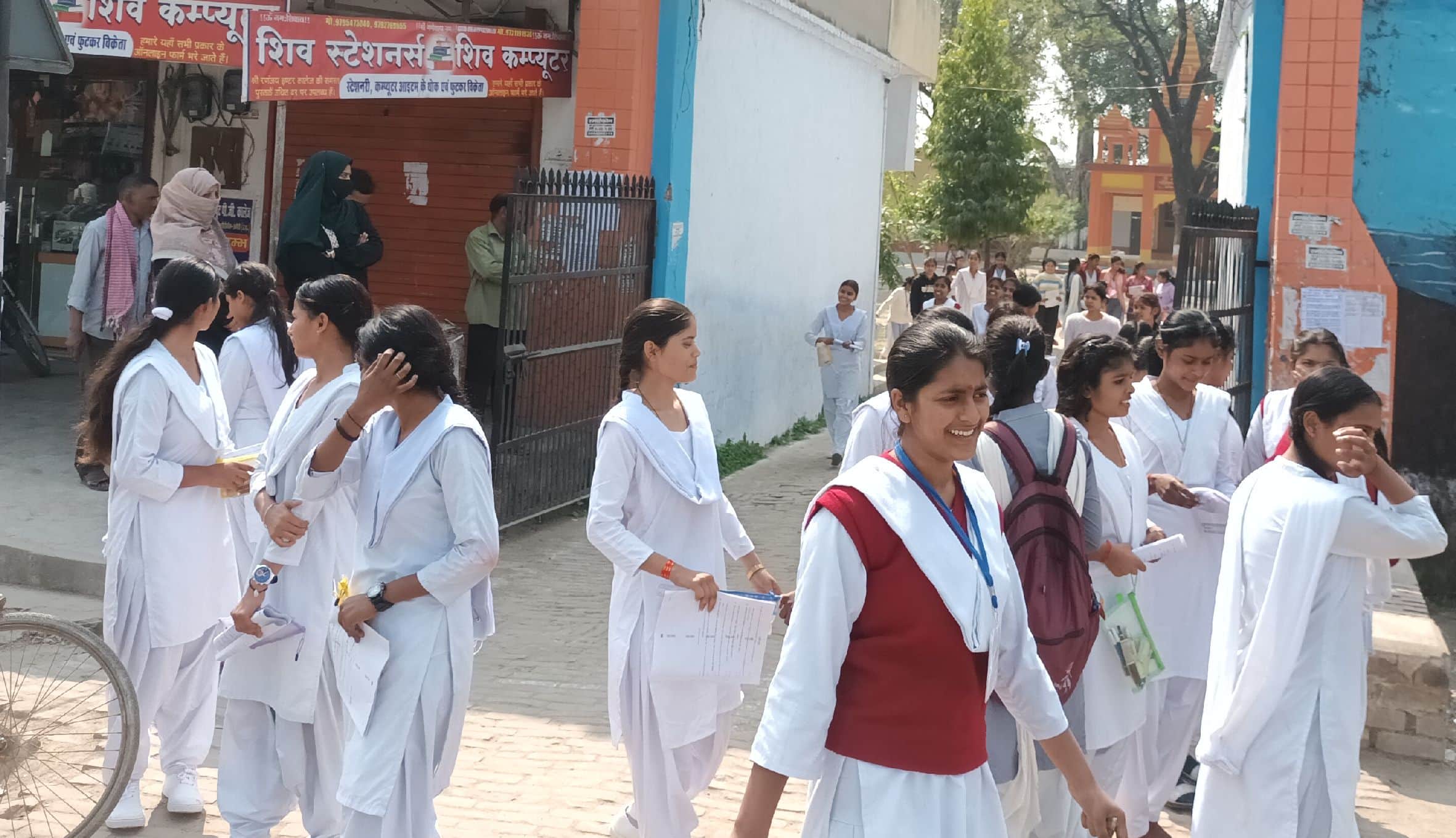 गौरीगंज के रणंजय इंटर कॉलेज से बोर्ड परीक्षा देकर निकलती छात्राएं। संवा