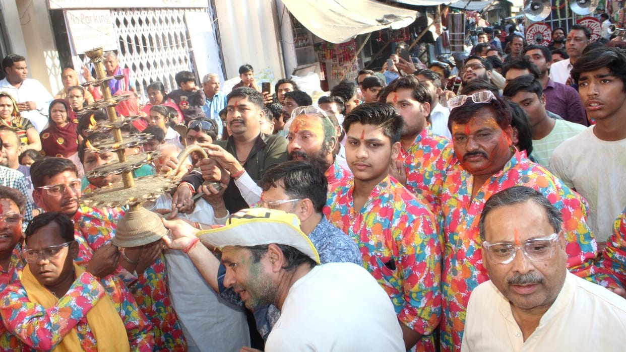 Govind Bhagwan's palanquin came out amidst a shower of gulal.