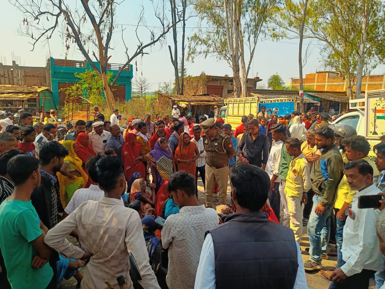 The main road was blocked for one and a half hours by placing the dead body on the road, XEN-SDO also suspended
