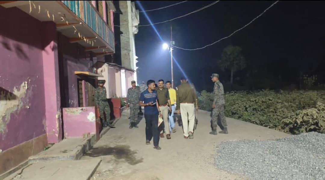 घटनास्थल पर भारी संख्या में पुलिस बल तैनात