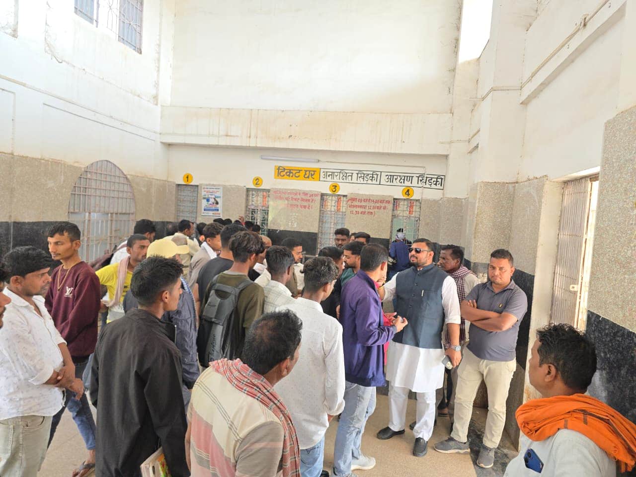 हंगामा करते यात्रीगण