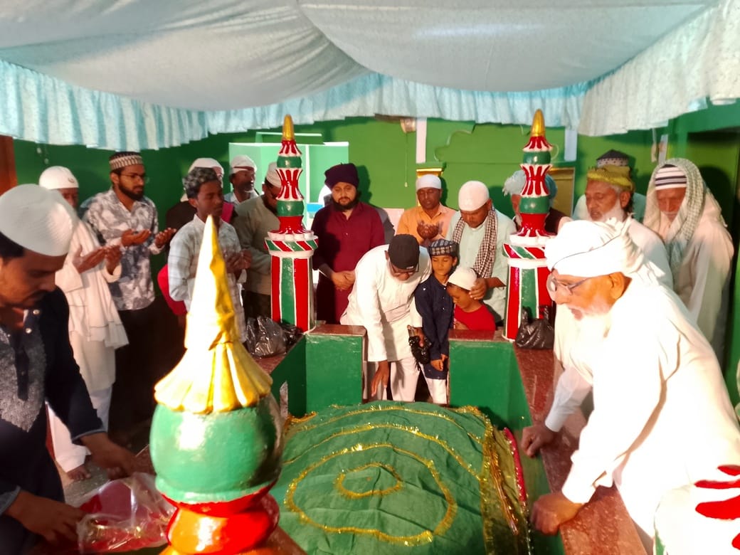 The devotees prayed by covering the sheet