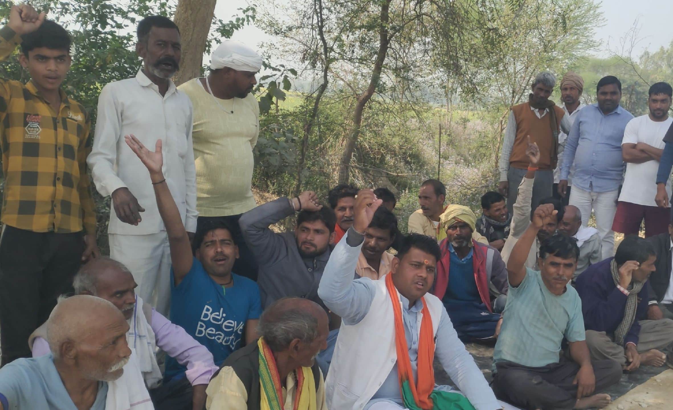 जगदीशपुर के थोरी आम घाट से भूली नगर मार्ग के निर्माण में अनियमितता का आरोप लगाते हुए धरने पर बै