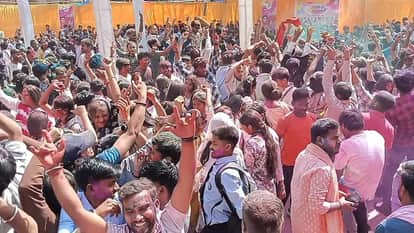 Holi celebrations at Ranchi University, students dance to filmy tunes with colours and gulal