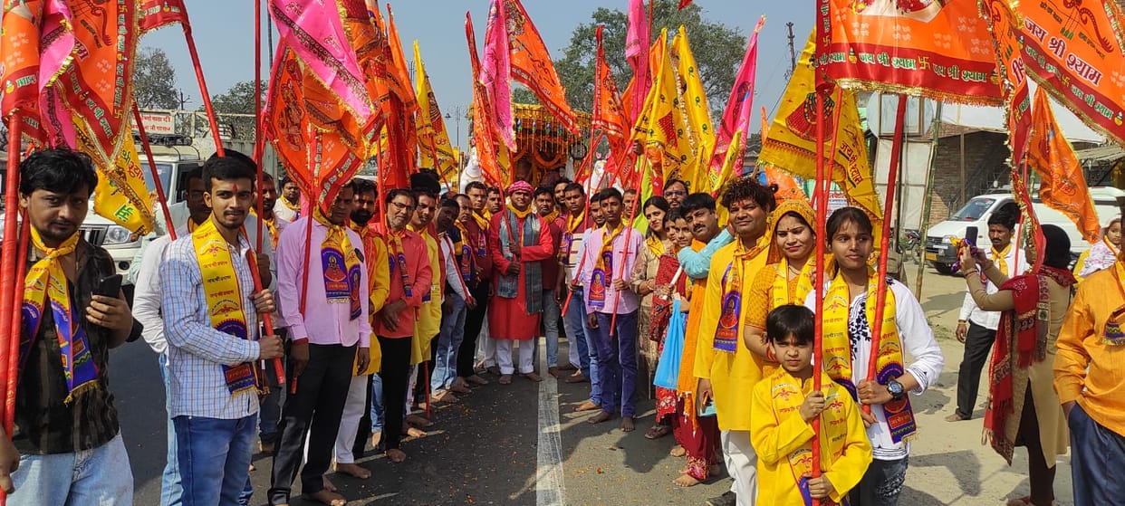 Devotees kept chanting slogans with Baba's symbol in their hands.