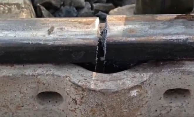 क्षतिग्रस्त ट्रेन का पटरी