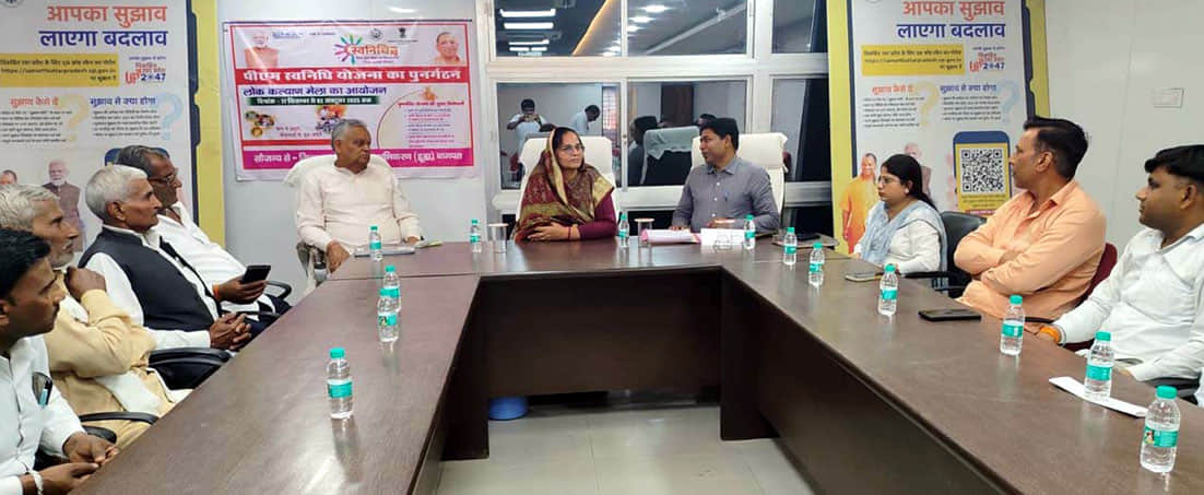 खेकड़ा नगर पालिका में बोर्ड की बैठक में शामिल चेयरपर्सन नीलम धामा और सभासद। संवाद