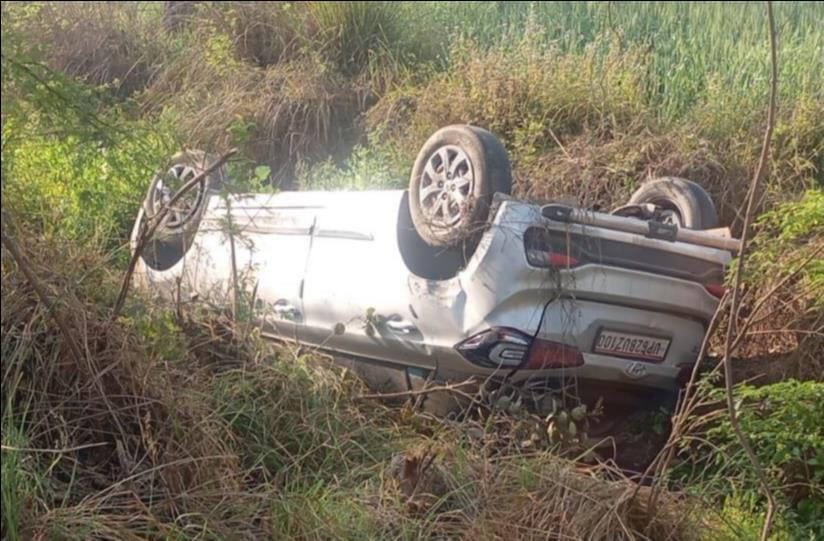 Uncontrolled car overturned into ditch, driver and passenger narrowly escaped