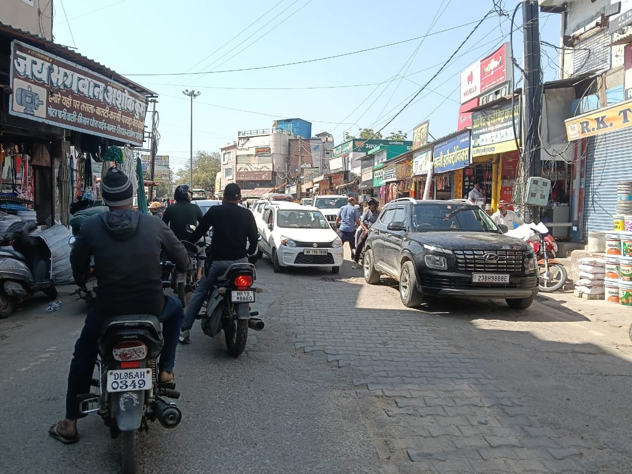 Unorganized parking in the wood market has increased the problems, shopkeepers and customers are troubled