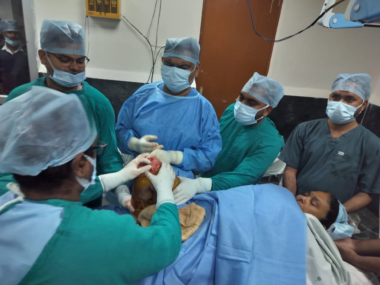 Arthritis patient successfully undergoes knee replacement surgery