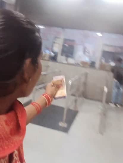 Muzaffarpur Bihar news :female passenger viral the video against booking corrupt clerk