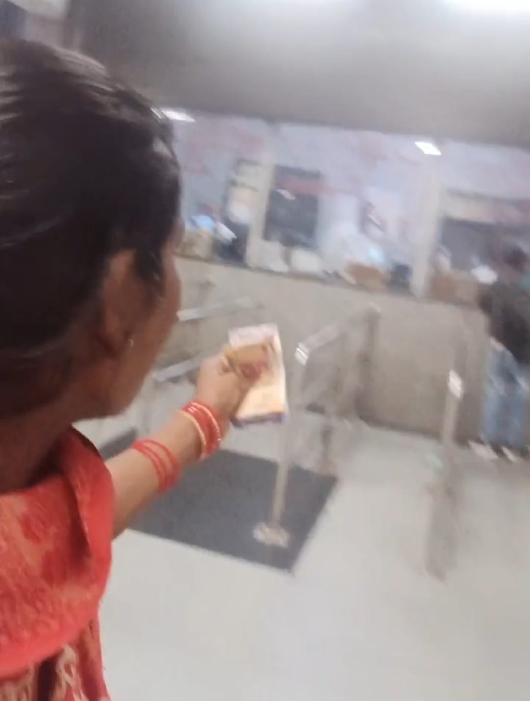 Muzaffarpur Bihar news :female passenger viral the video against booking corrupt clerk