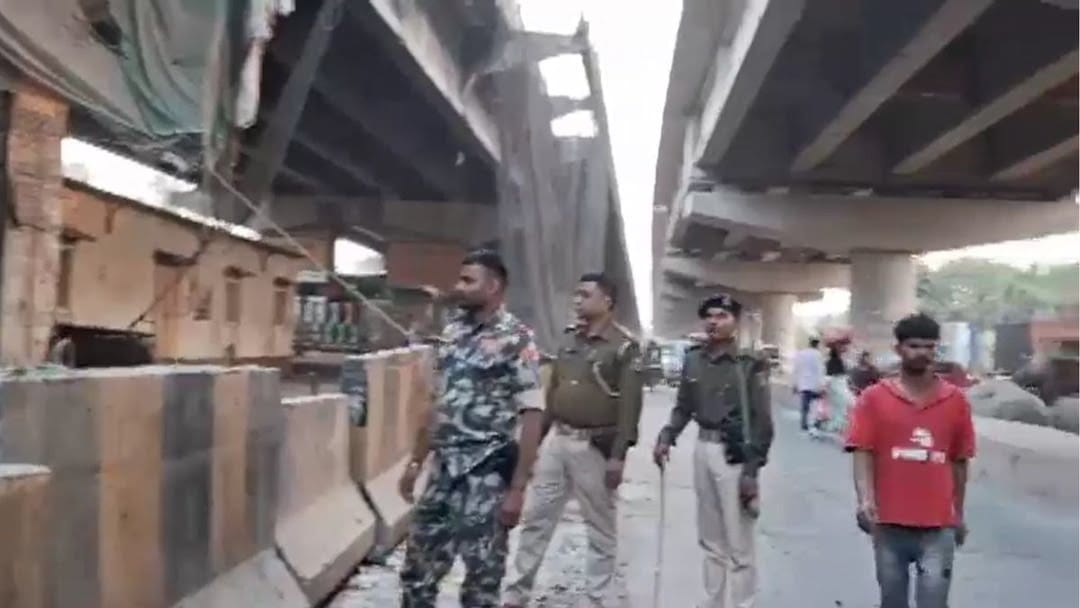 मौके पर पुलिस जांच पड़ताल करती हुई