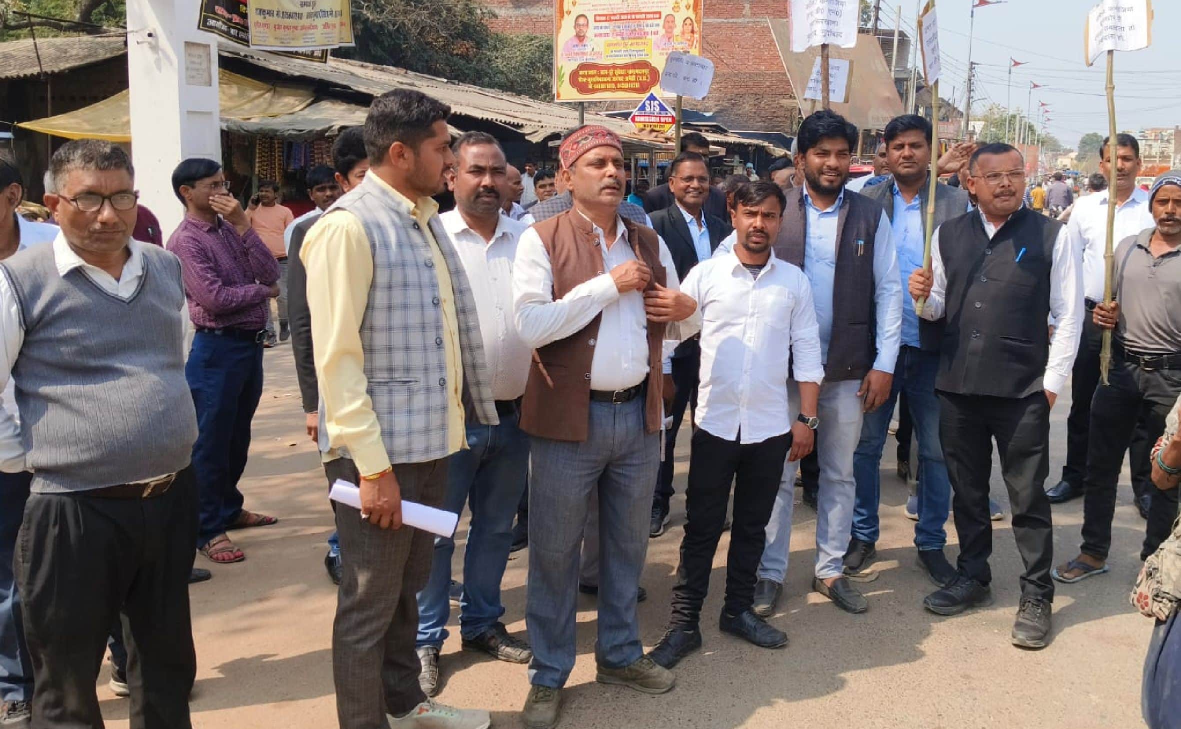  मुसाफिरखाना तहसील गेट पर प्रदर्शन करते अधिवक्ता। स्रोत संगठन