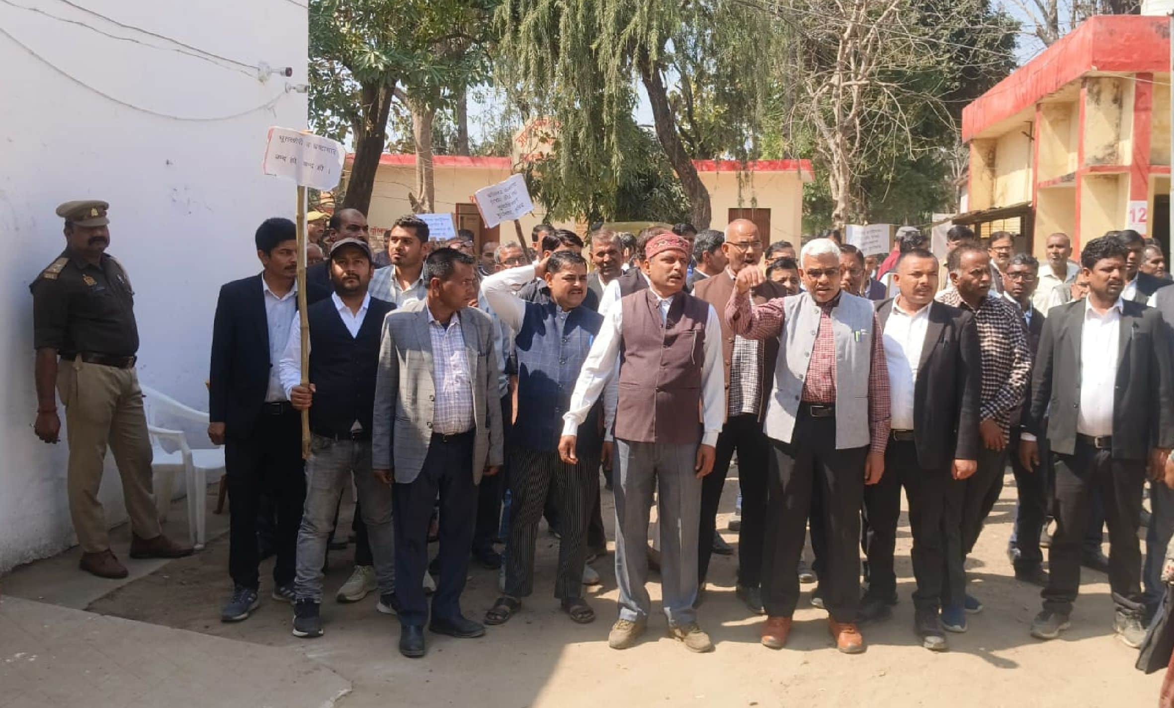 मुसाफिरखाना तहसील में प्रदर्शन करते अधिवक्ता। स्रोत संगठन